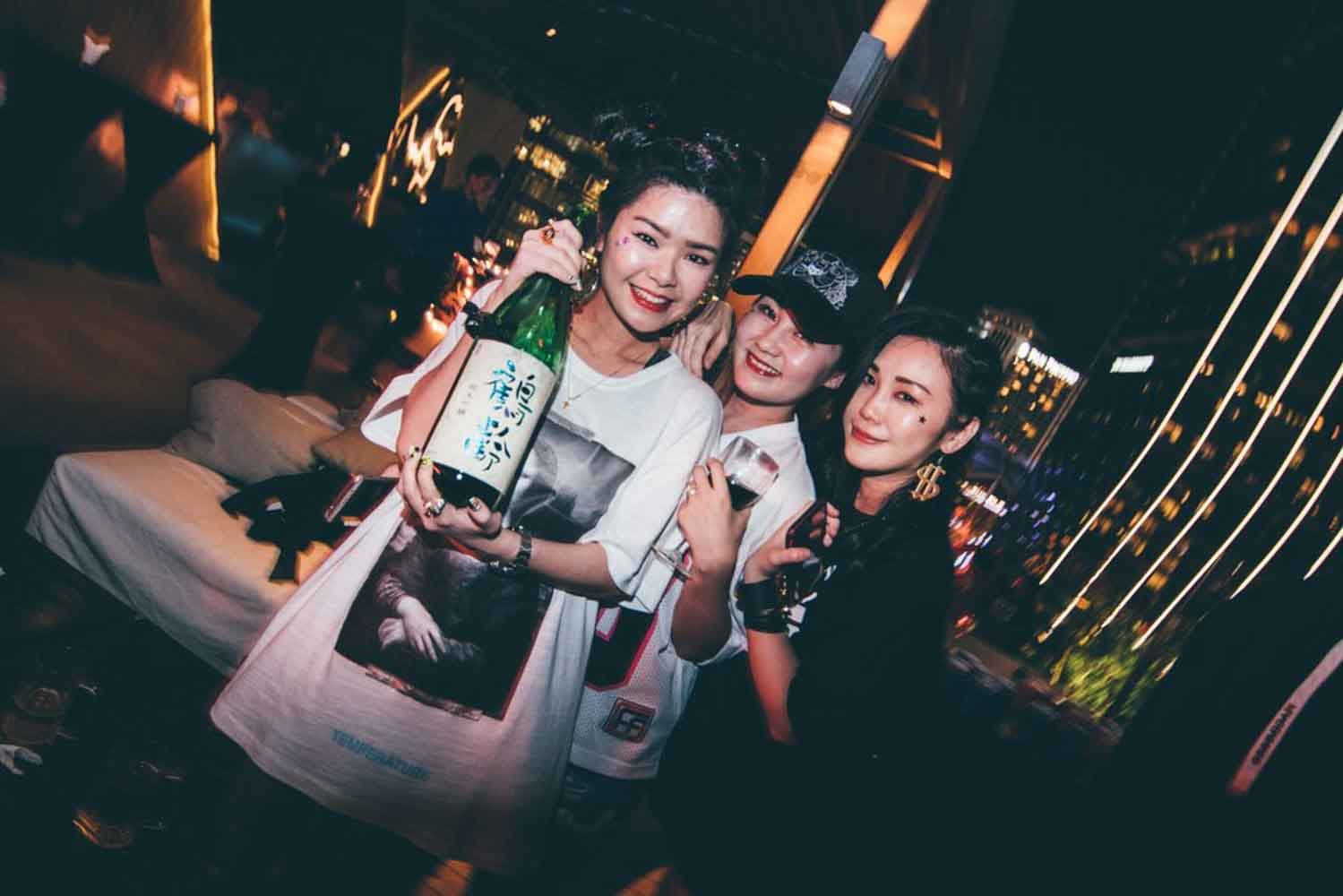 rooftop engagement party at naumi hotel rooftop bar nightlife photographer in singapore