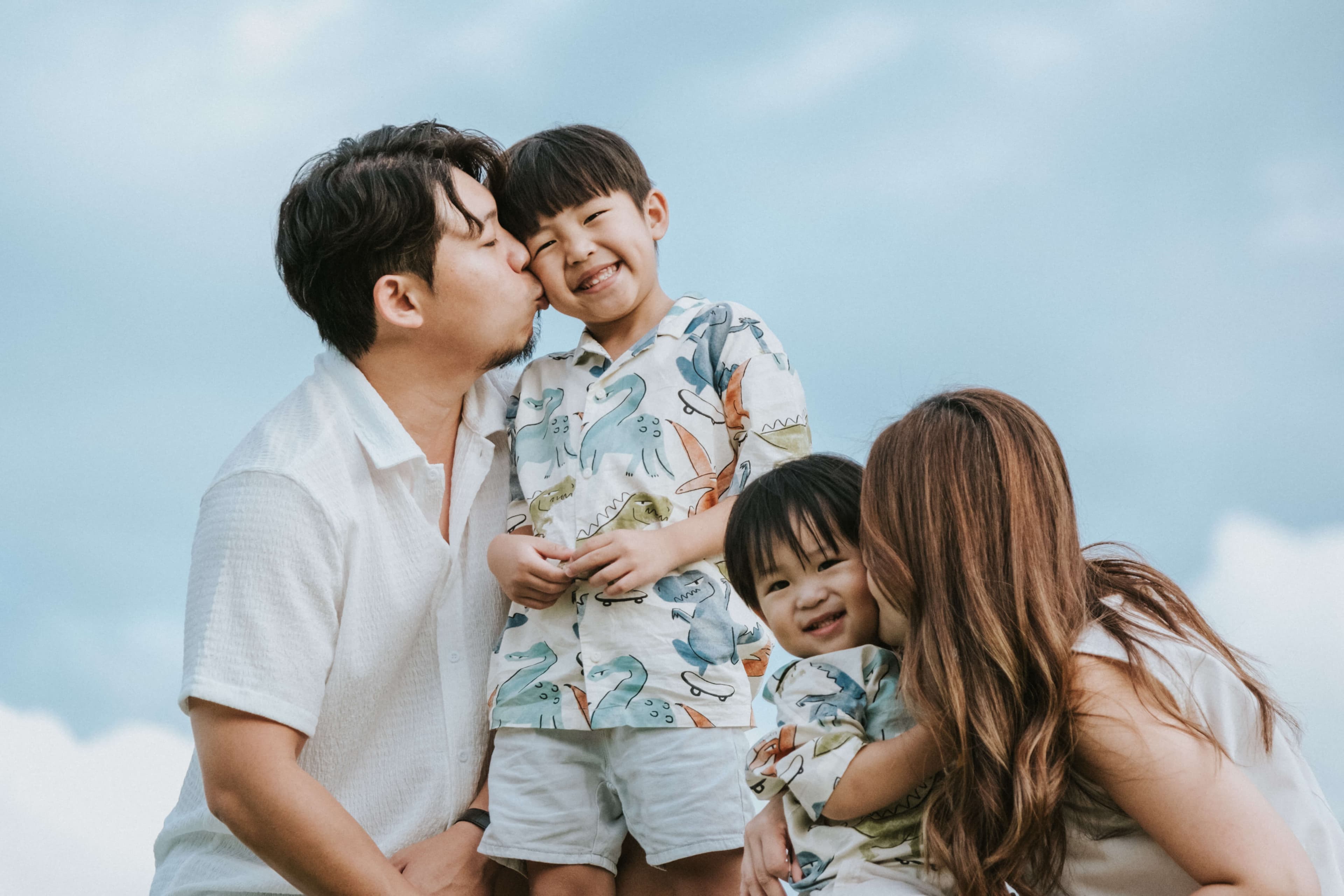 Natural Family Portraits at Jurong Lake Gardens: How to Keep Kids Relaxed and Smiling