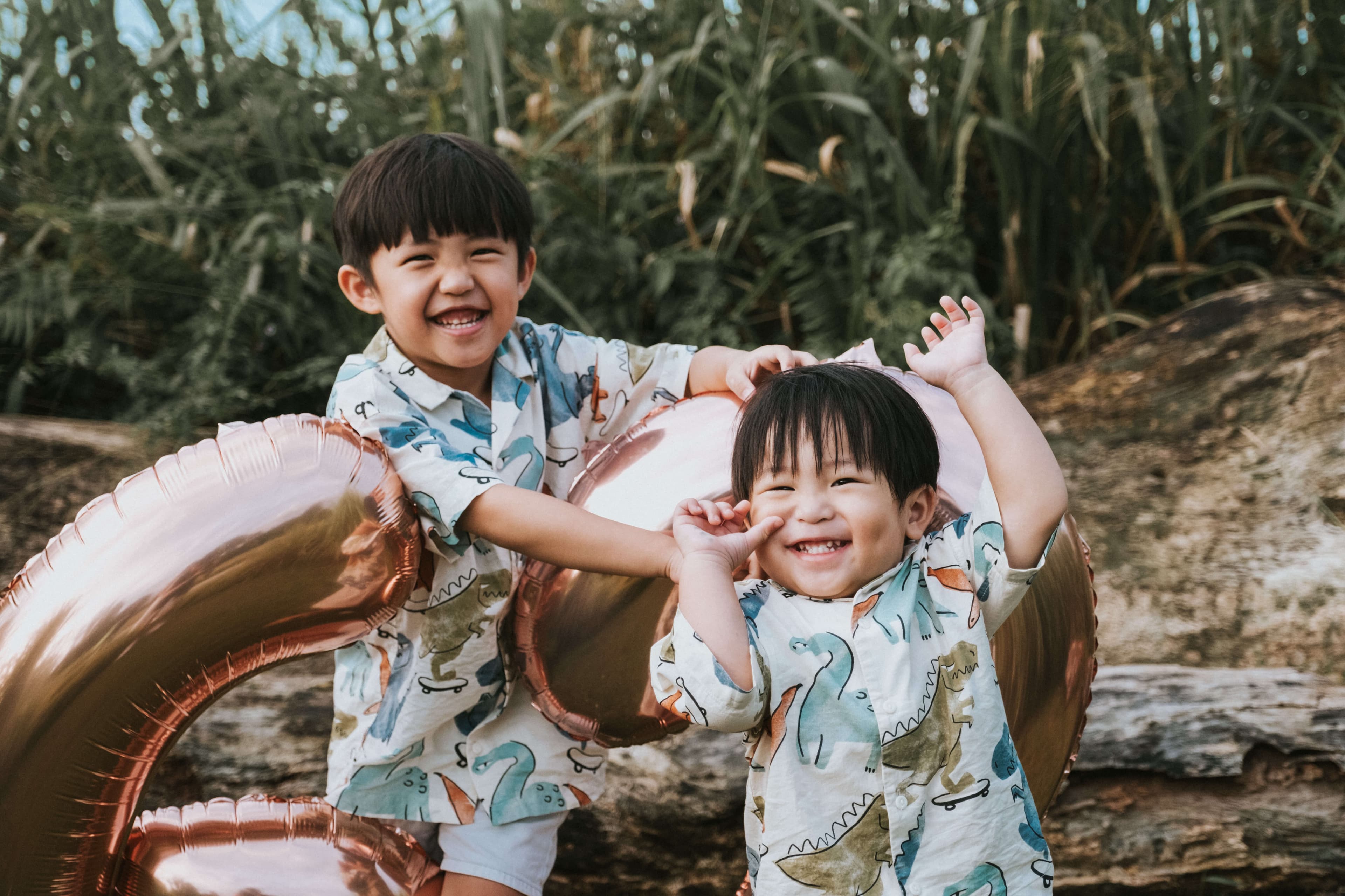 outdoor family photoshoot singapore candid photography with kids